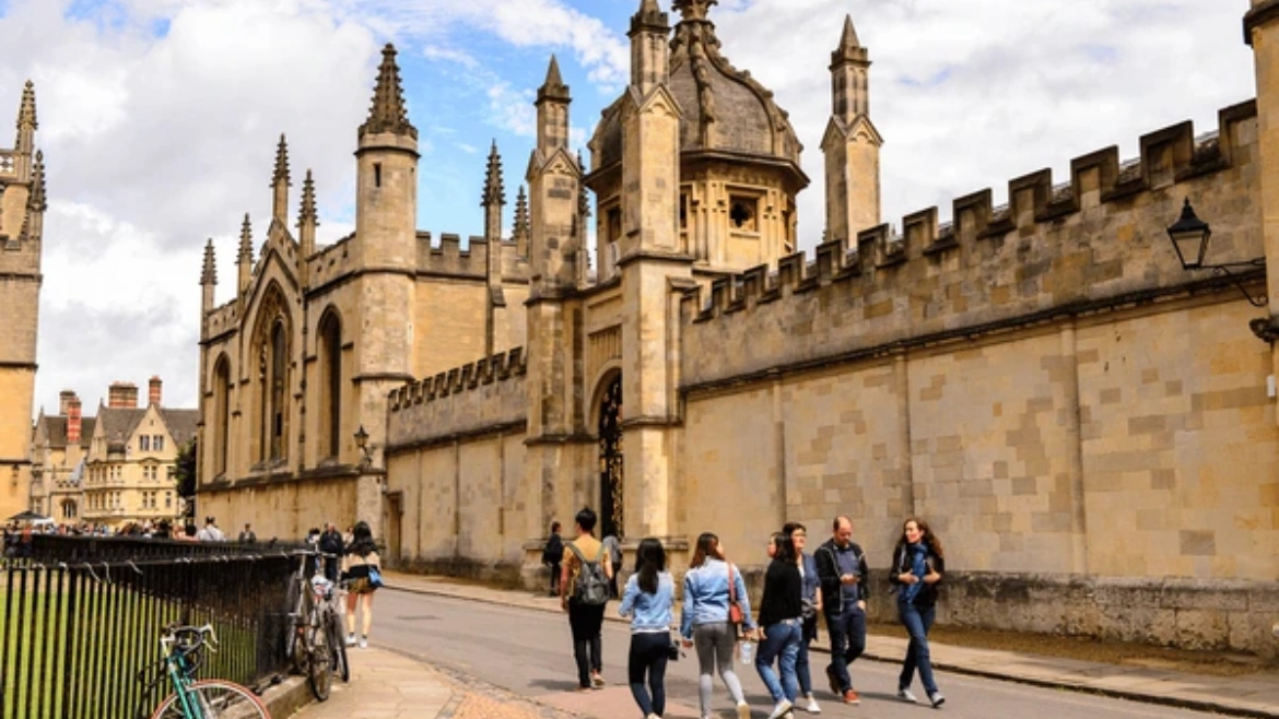 Oxford Study Finds Human Interaction Still Essential in AI Chatbot Testing
